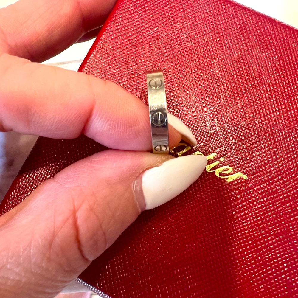 Cartier love band an extremely good condition. Comes with everything you see.